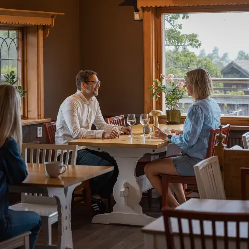Par fikar på Dalmål Kafé & Hantverk.