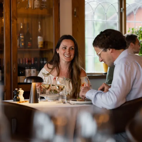 Par äter middag i restaurangen på Villa Långbers.