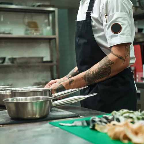 Kock arbetar i kök.