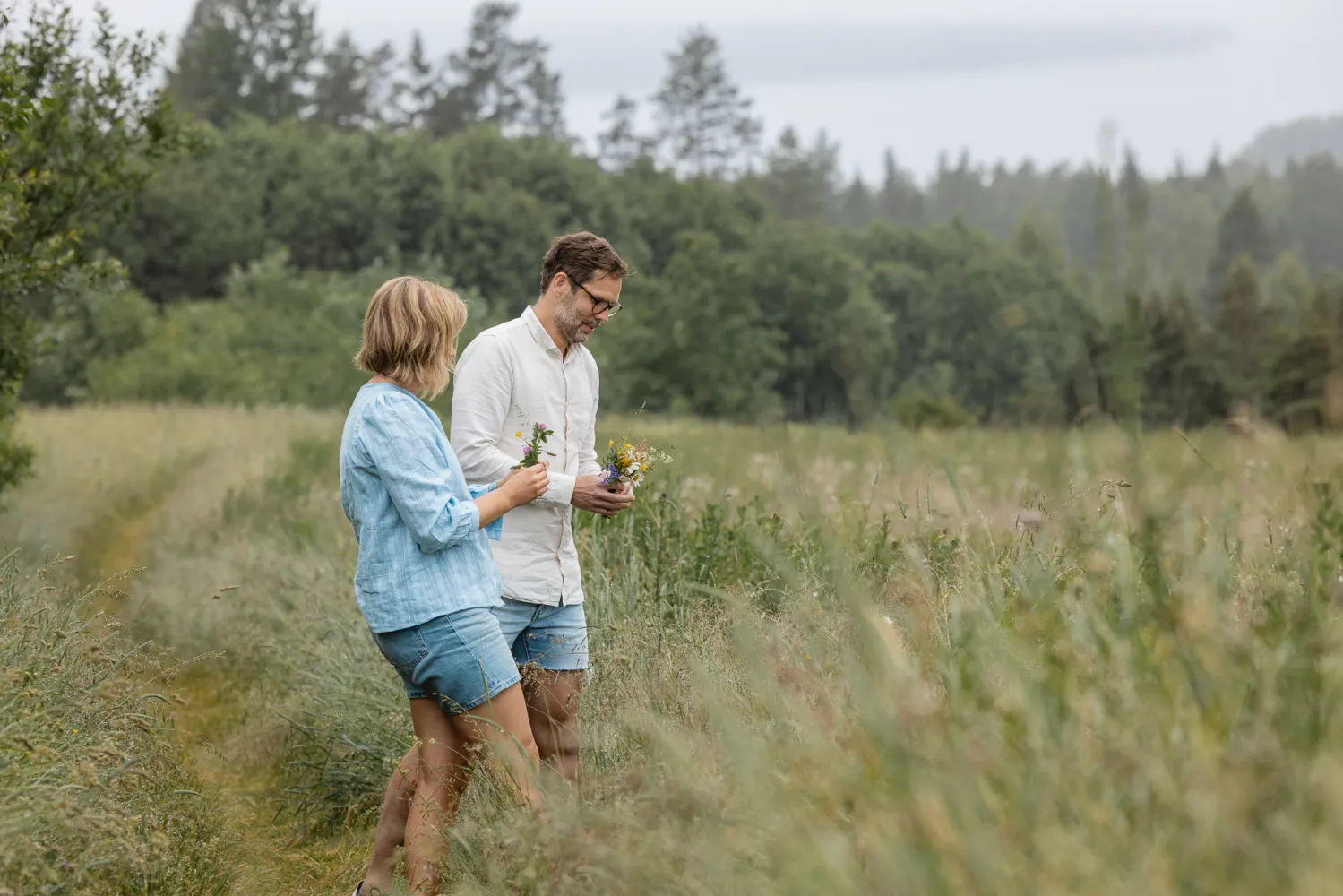 Plocka blommor på ängen i Tällberg.