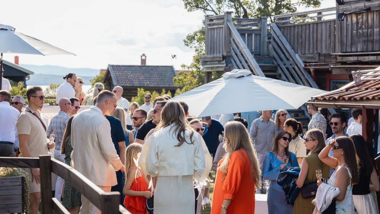 Mingel sommartid med finklädda gäster. 